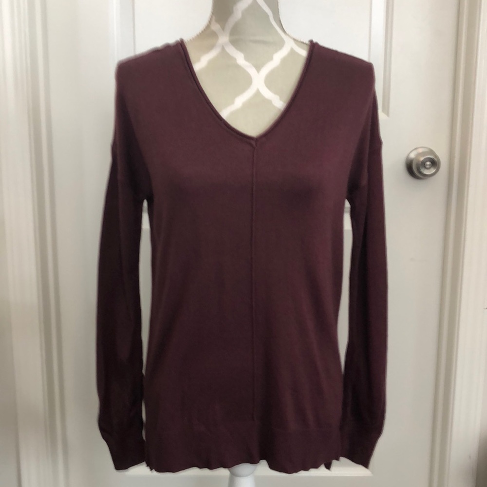 Grace & Lace v neckline hi/lo sweater size small